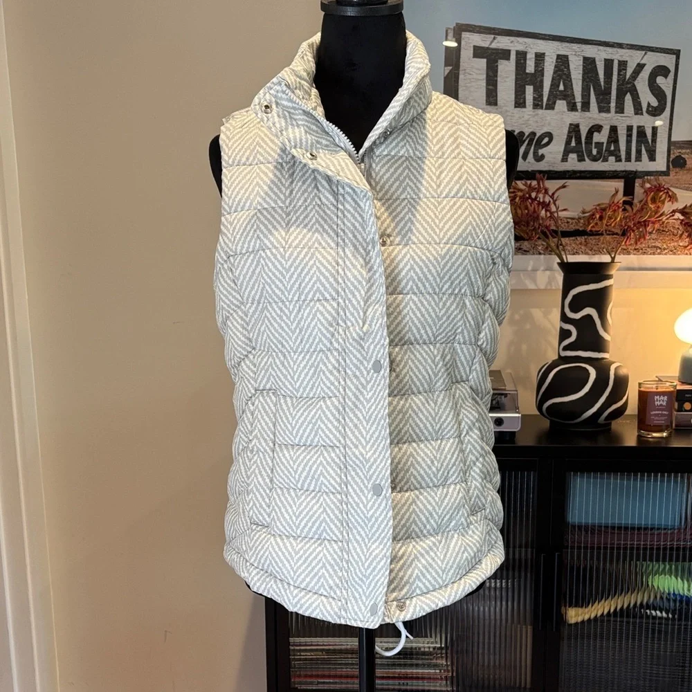 GAP Women's Chevron Quilted Vest - White and Gray - Picture 1 of 4